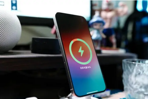 莘县苹果15换屏服务分享用什么充电器给iPhone15充电更好 